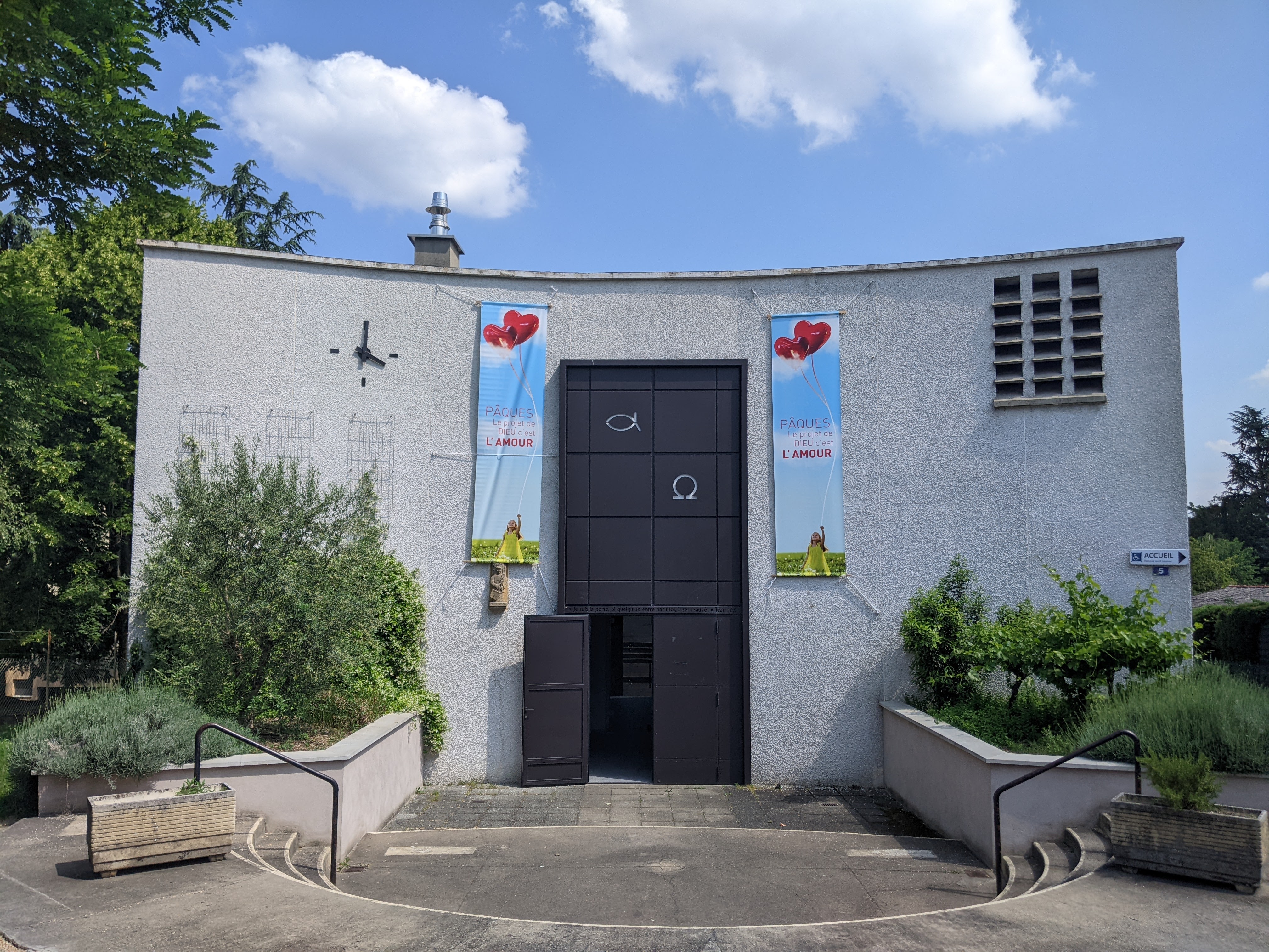 Fa&ccedil;ade de l'&eacute;glise Saint-Laurent de Sathonay-Camp